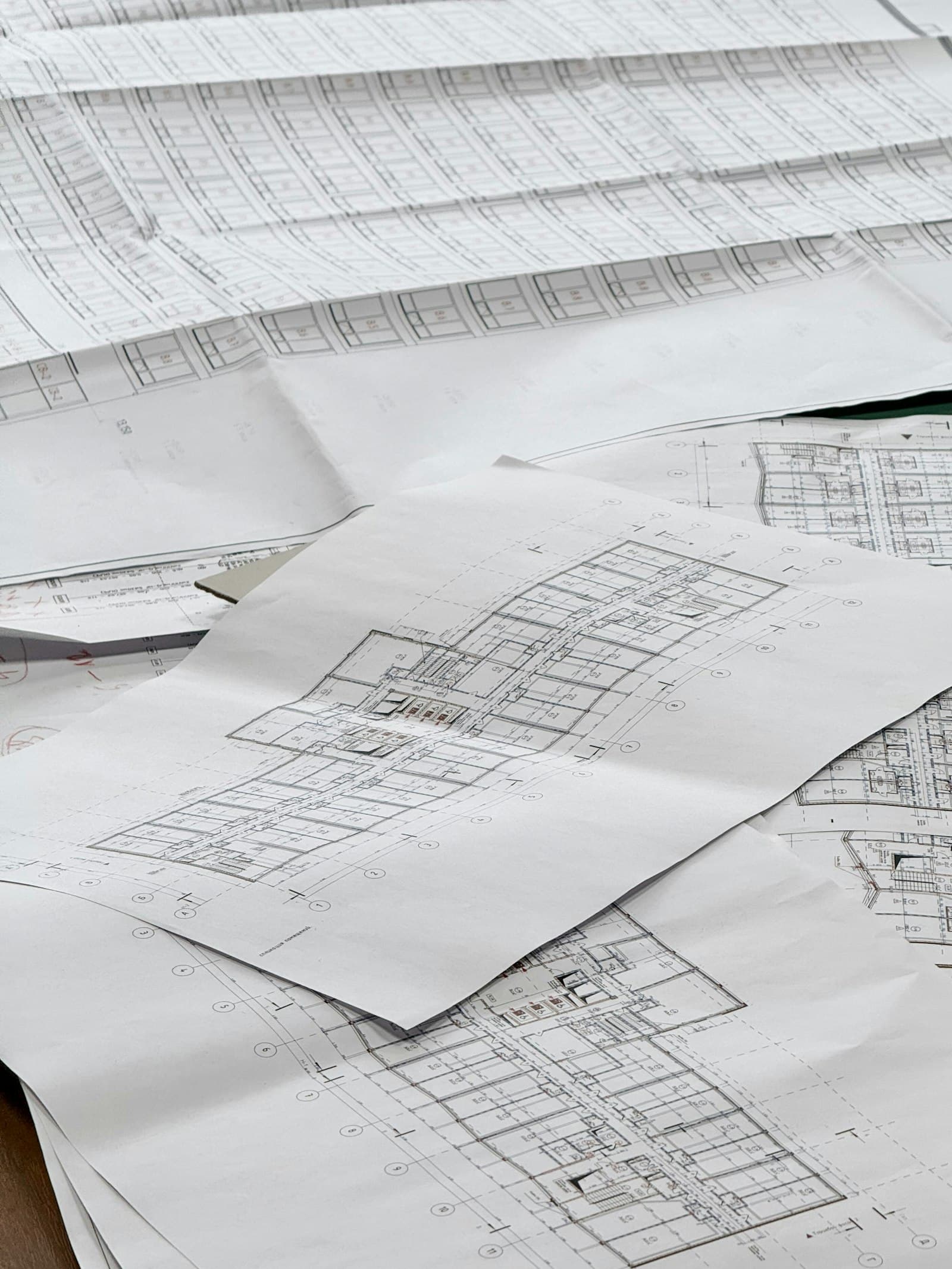 Technische tekeningen en een liniaal op een werktafel